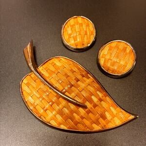 Vintage rattan leaf shaped brooch with matching clip earrings